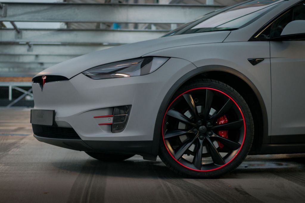 Mat Grijze Tesla Model X wrap Alloygators Rood